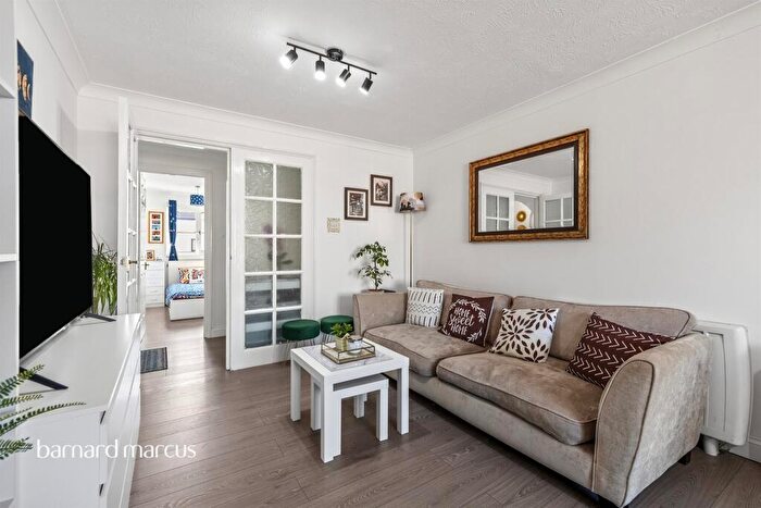 2 Bedroom Flat For Sale In Foxglove Way, Wallington, SM6