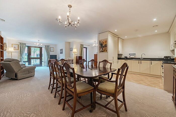 2 Bedroom Flat For Sale In Friary Meadow, Fareham, Hampshire, PO15