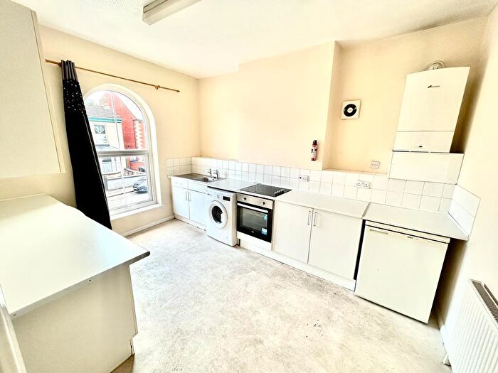 2 Bedroom Flat To Rent In Avenue Road, Chesterfield, S41