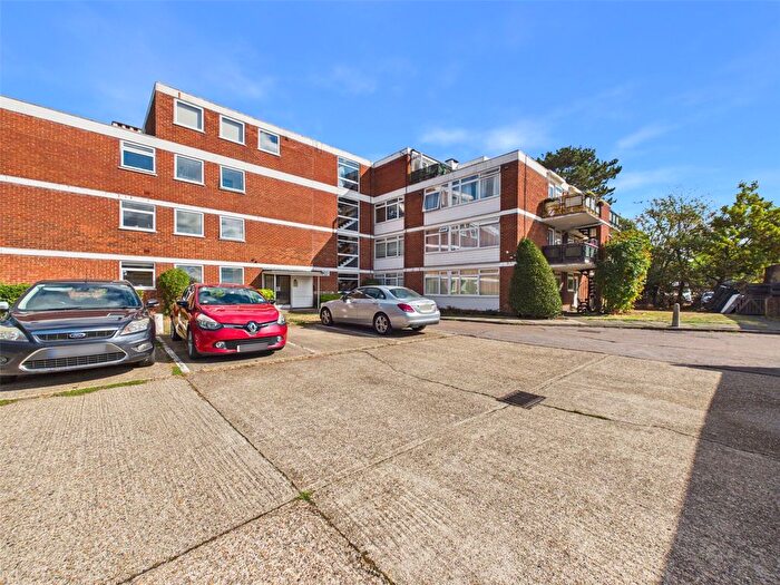 1 Bedroom Flat For Sale In Viking Court, Hampton, TW12