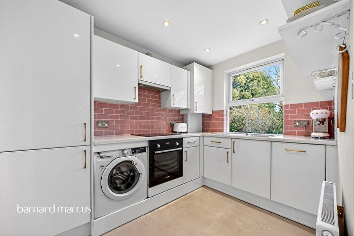 2 Bedroom Flat For Sale In Hopton Road, London, SW16