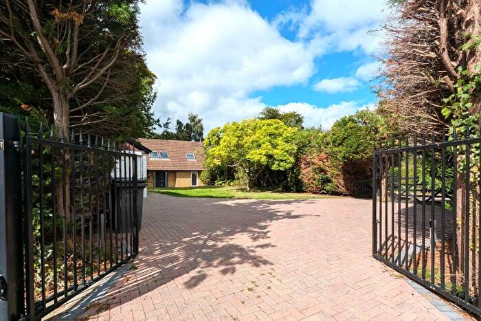 4 Bedroom Detached House To Rent In Chertsey, Surrey, KT16