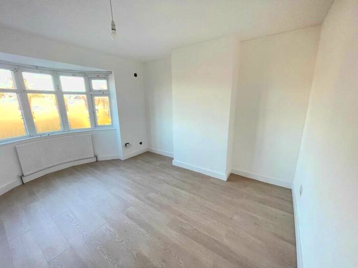 3 Bedroom Semi-Detached House To Rent In Great West Road, Hounslow, TW5