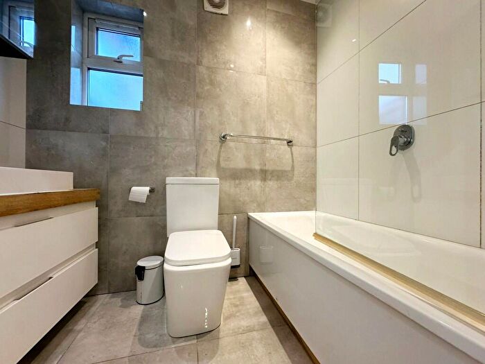 3 Bedroom Flat To Rent In Shakespeare Road, London, SE24