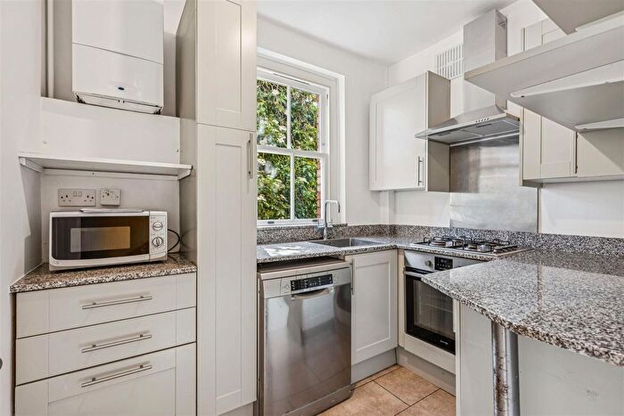 2 Bedroom Flat To Rent In Kings Avenue, London, SW4