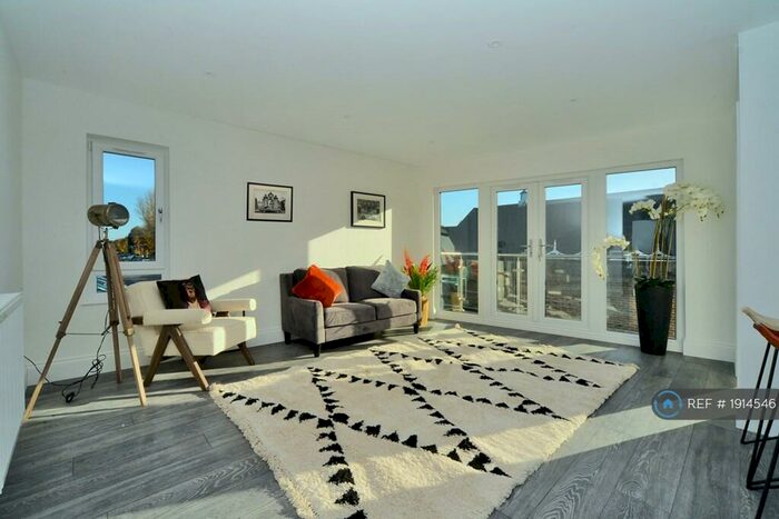 2 Bedroom Flat To Rent In Station Approach, West Byfleet, KT14