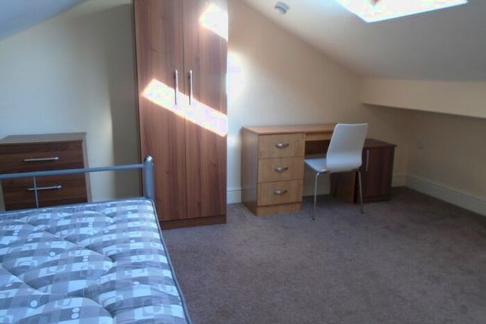 5 Bedroom Terraced House To Rent In Haydn Avenue, Manchester, M14