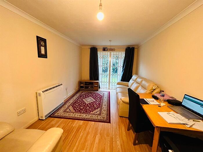1 Bedroom Flat To Rent In Frensham Close, Southall, UB1