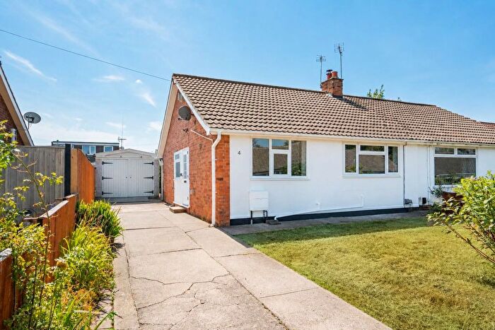 4 Bedroom Semi-Detached Bungalow For Sale In Furness Drive, Rawcliffe, York, YO30