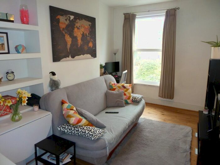 1 Bedroom Flat To Rent In Dalyell Road, London, SW9