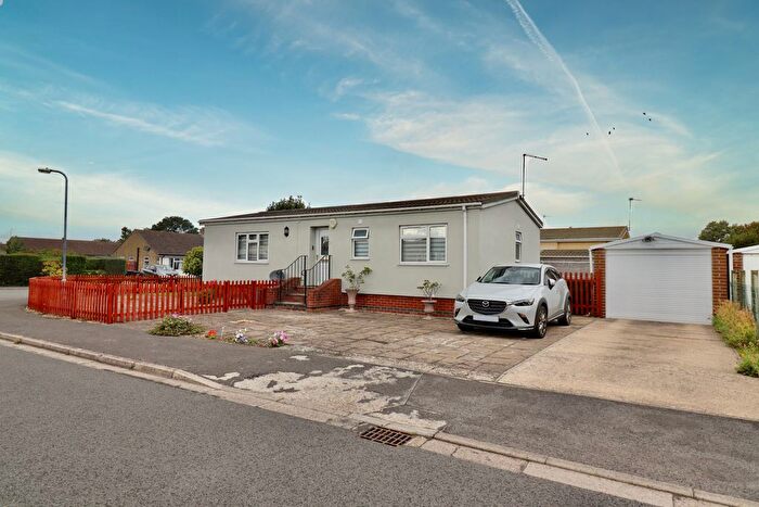 2 Bedroom Mobile/park Home For Sale In Churchill Drive, Martin Dales, LN10