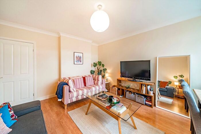 3 Bedroom Flat To Rent In Upper Tooting Road, Tooting, SW17