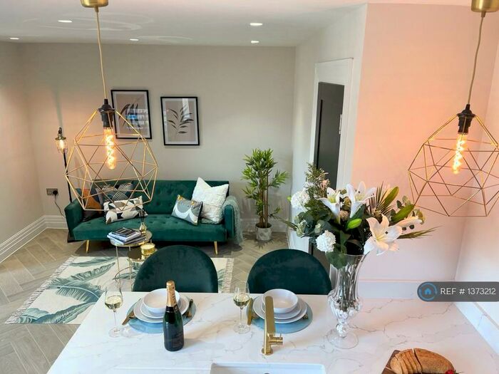 2 Bedroom Flat To Rent In Grayson Court, Reading, RG30