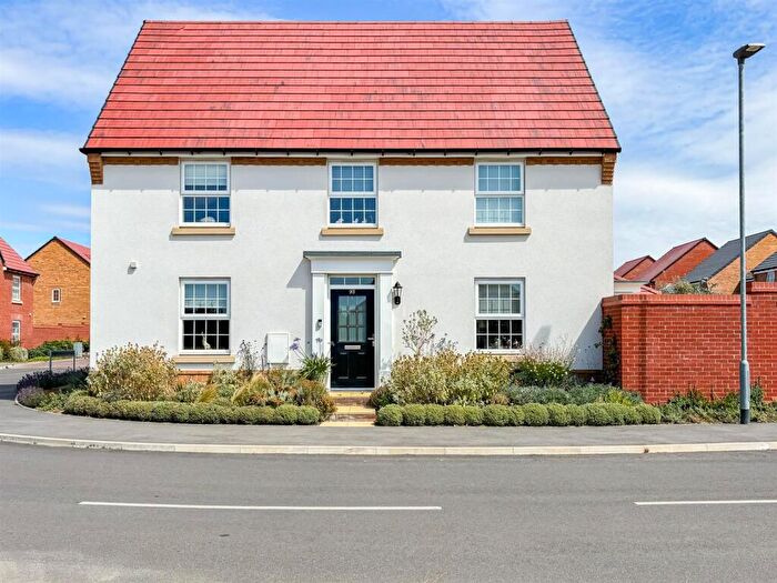 4 Bedroom Detached House For Sale In Admiral Crescent, Hullbridge, SS5