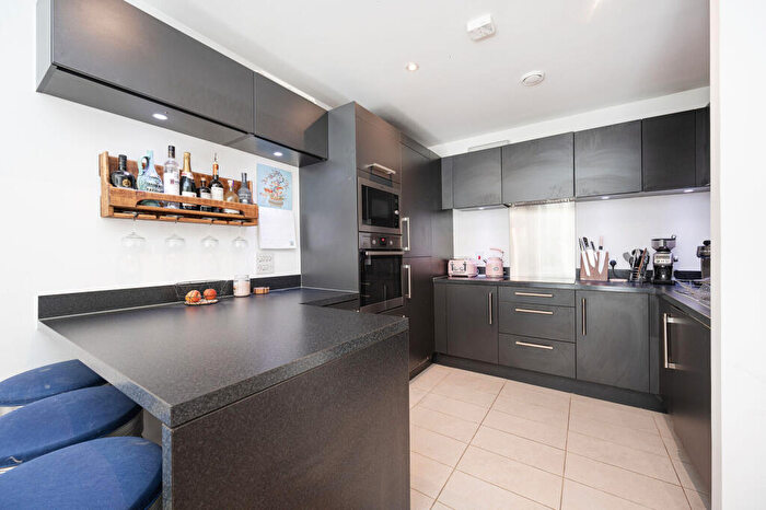 2 Bedroom Flat To Rent In Graciosa Court, Harford Street, Tower Hamlets, London, E1