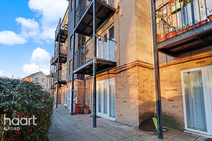 2 Bedroom Apartment For Sale In Blackthorn Road, Ilford, IG1