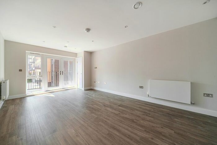 2 Bedroom Flat To Rent In St. Marys Road, Greenhithe, DA9