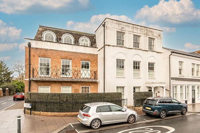 1 Bedroom Flat For Sale In High Street, Hampton Hill, TW12