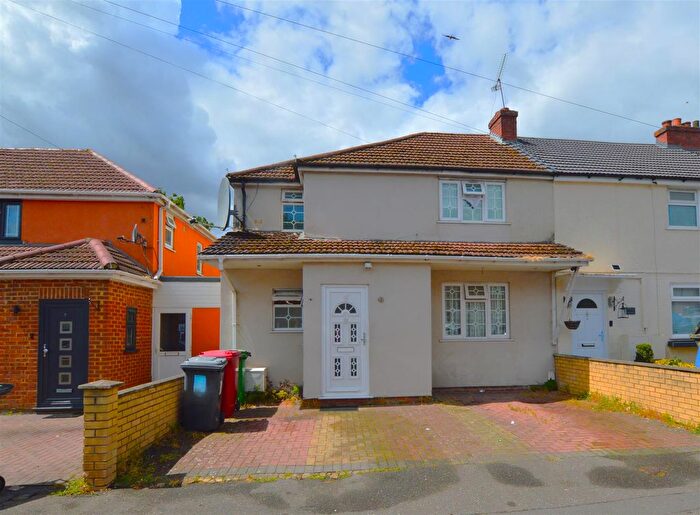 4 Bedroom End Of Terrace House For Sale In Hatton Avenue, Slough, Slough, SL2