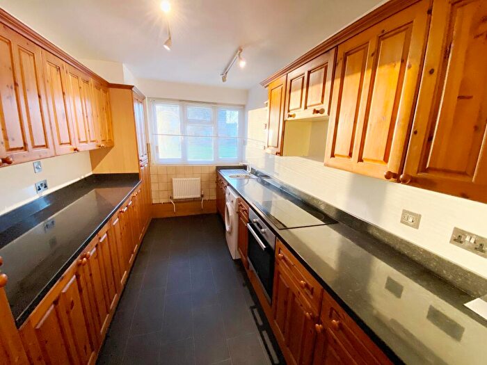 2 Bedroom Flat To Rent In Brading Crescent, Wanstead, E11