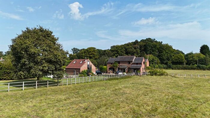 4 Bedroom Detached House For Sale In Chesham Road, Wigginton, Tring, HP23