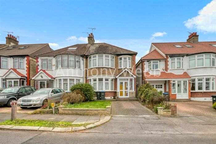 3 Bedroom Semi-Detached House To Rent In Hillfield Park, London, N21