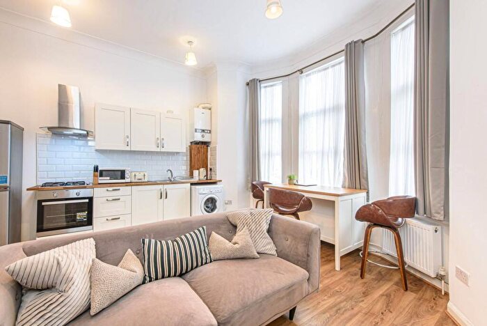 2 Bedroom Flat To Rent In Buckley Road, Brondesbury, London, NW6