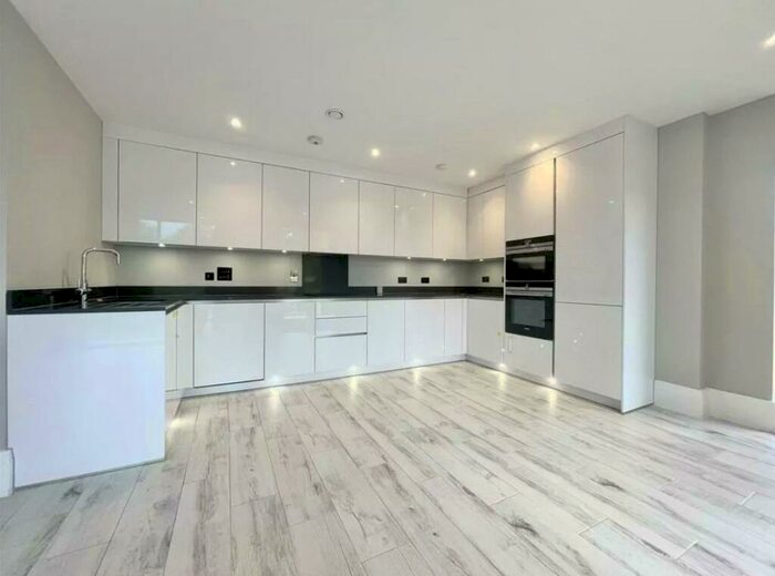 2 Bedroom Flat To Rent In Cockfosters Road, Cockfosters, EN4