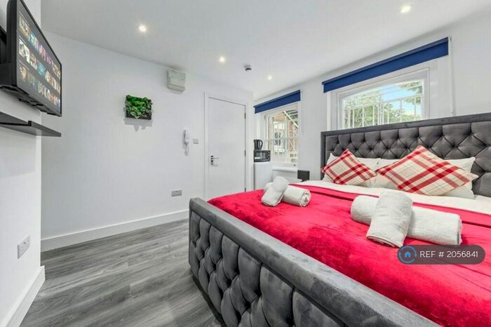 Studio To Rent In Hazlleville Road, London, N19