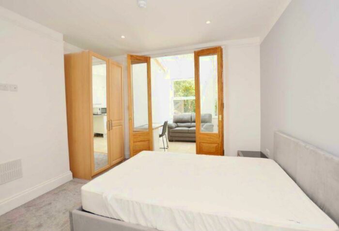 Studio To Rent In Linden, RG1