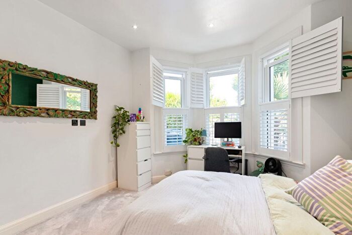 2 Bedroom Flat For Sale In Southfield Road, Chiswick, London, W4