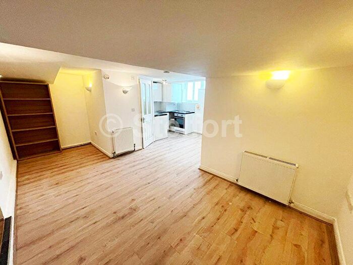 Flat To Rent In Colney Hatch Lane, London, N10