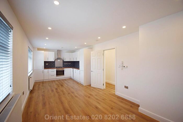 2 Bedroom Flat To Rent In Hendon Way, London, NW2