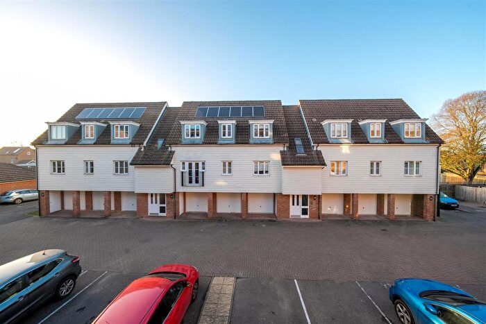 2 Bedroom Apartment For Sale In Hawkes Way, Maidstone, ME15