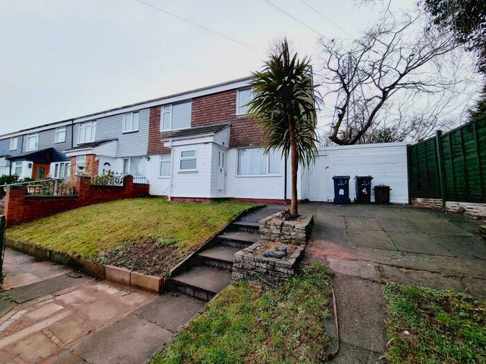 3 Bedroom House To Rent In The Roundabout, Birmingham, B31
