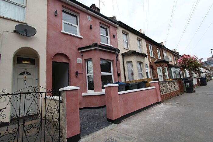 3 Bedroom Terraced House To Rent In Dennett Road, Croydon, CR0