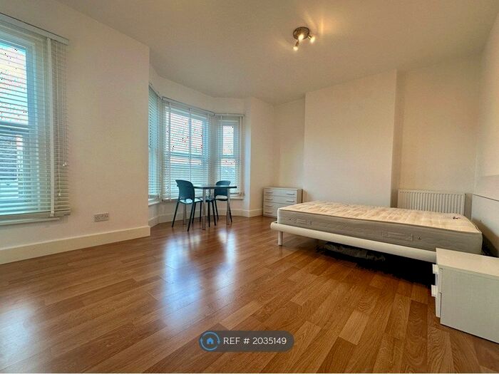 Studio To Rent In Warwick Road, Barnet, EN5