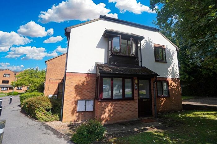2 Bedroom Flat For Sale In Knaves Hollow, Wooburn Moor, HP10