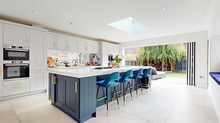 6 Bedroom Detached House For Sale In Hidcote Drive, Westcroft, Milton Keynes, MK4