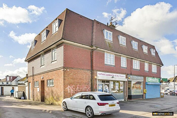3 Bedroom Flat For Sale In Birchwood Avenue, Hatfield, AL10