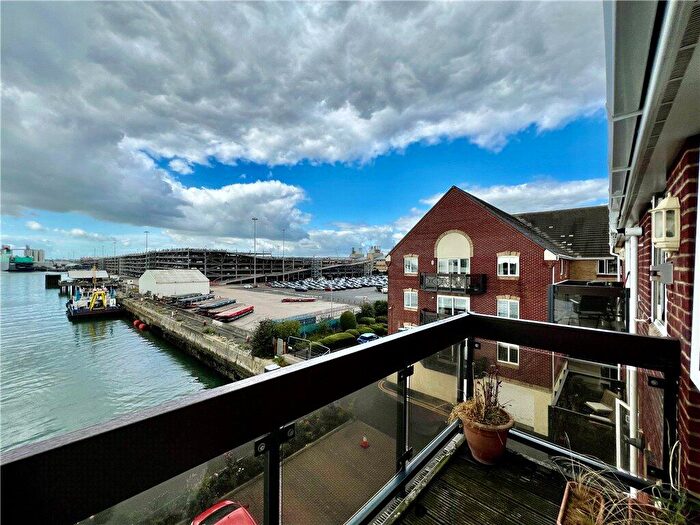2 Bedroom Apartment For Sale In Pacific Close, Southampton, Hampshire, SO14