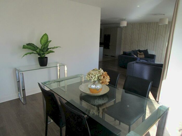 2 Bedroom Flat To Rent In Deanery Square, Deanery Road, Bristol, BS1