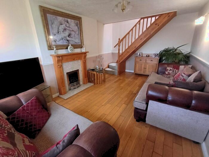 2 Bedroom Semi-Detached Bungalow For Sale In Farndale Road, Bradford, BD15
