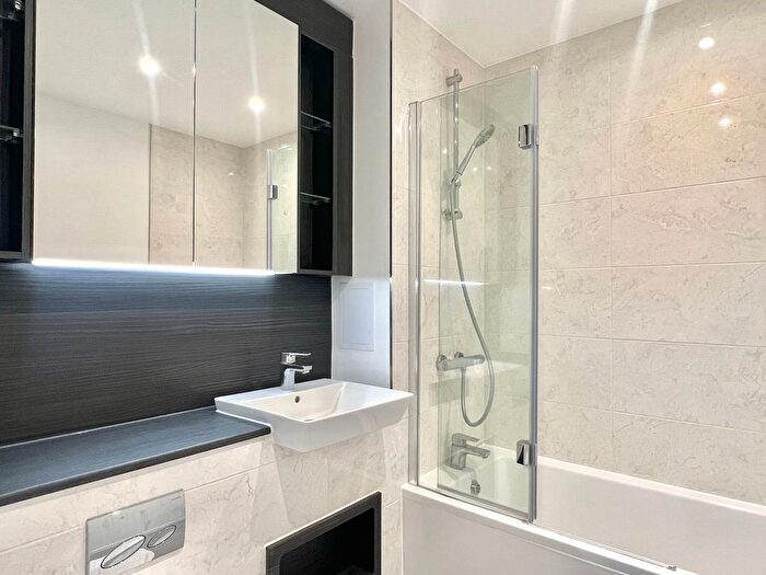 2 Bedroom Flat To Rent In Carnation Gardens, Hayes, UB3