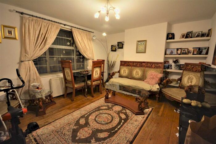 3 Bedroom Flat To Rent In Brookland Rise, London NW11