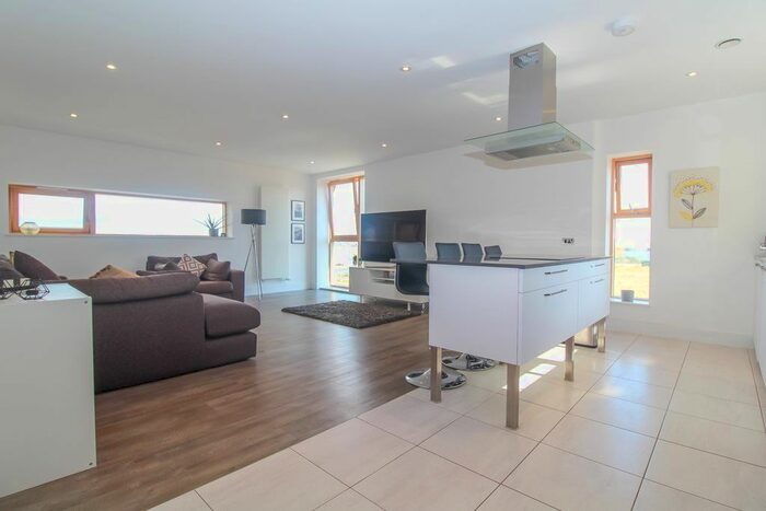 2 Bedroom Flat To Rent In Plas Bowles, Cardiff, CF11