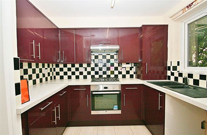 2 Bedroom Flat To Rent In Huxley Close, Northolt, UB5