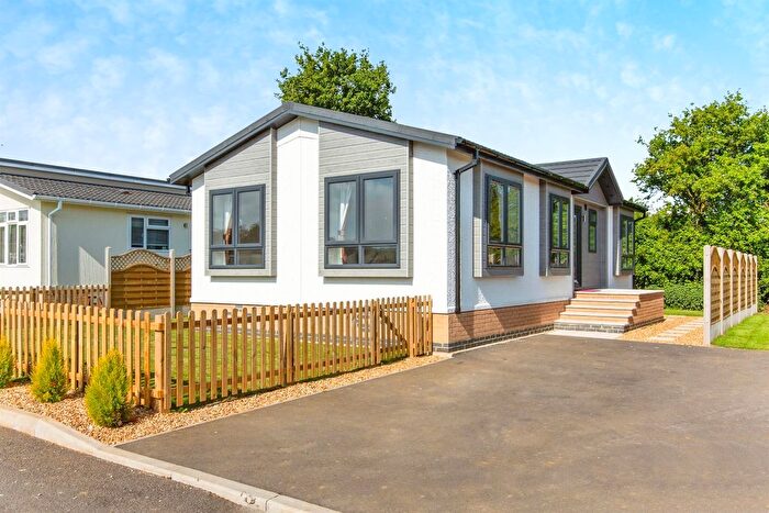2 Bedroom Mobile/park Home For Sale In Berry Green Park, Clopton, Kettering, NN14