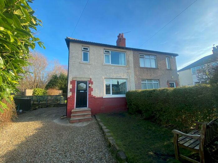 3 Bedroom House To Rent In Lime Grove, Yeadon, Leeds, LS19