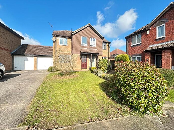 3 Bedroom Semi-Detached House To Rent In Temple Close, Luton, Bedfordshire, LU2